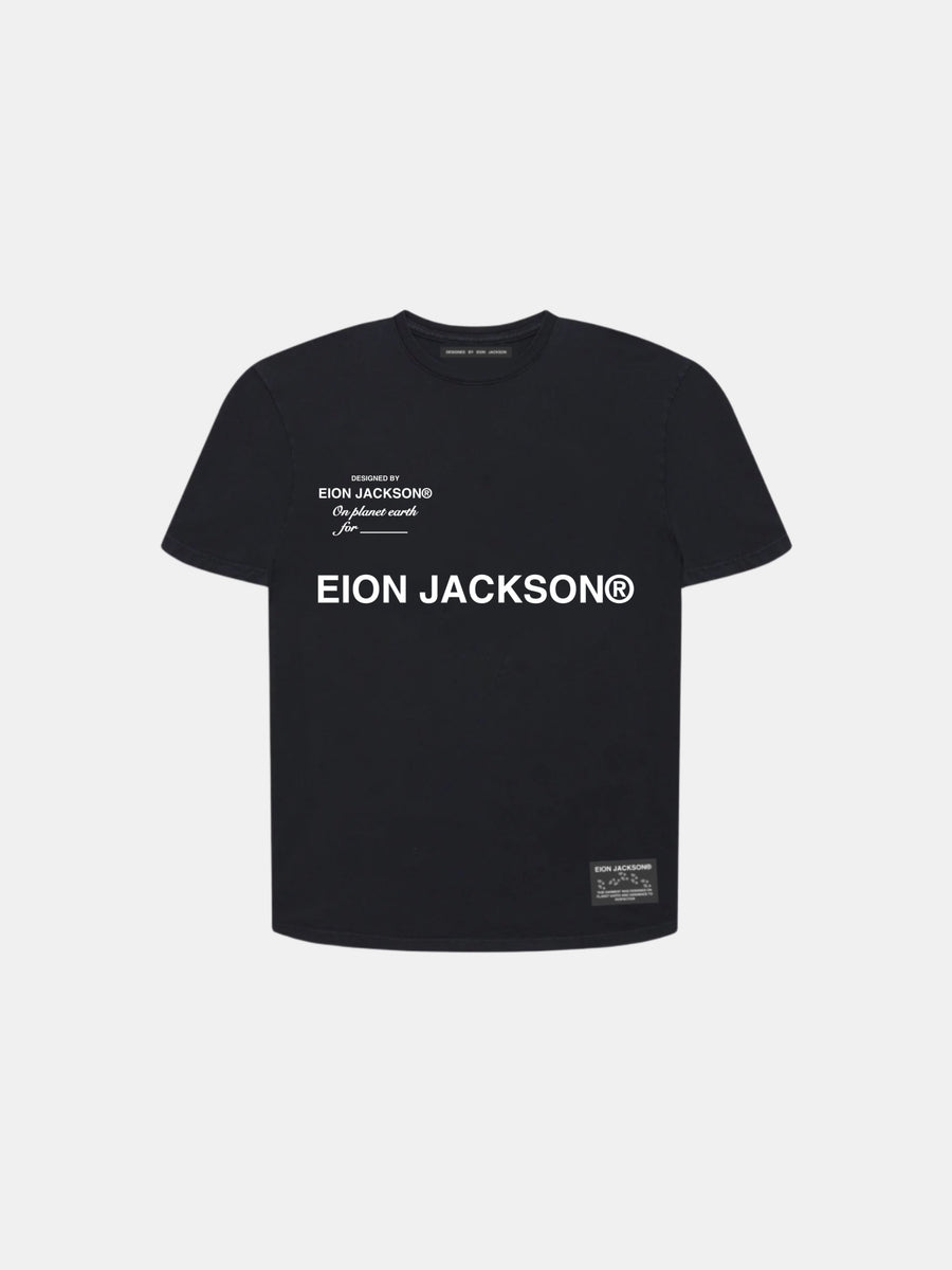 EION JACKSON® TEE [BLACK]